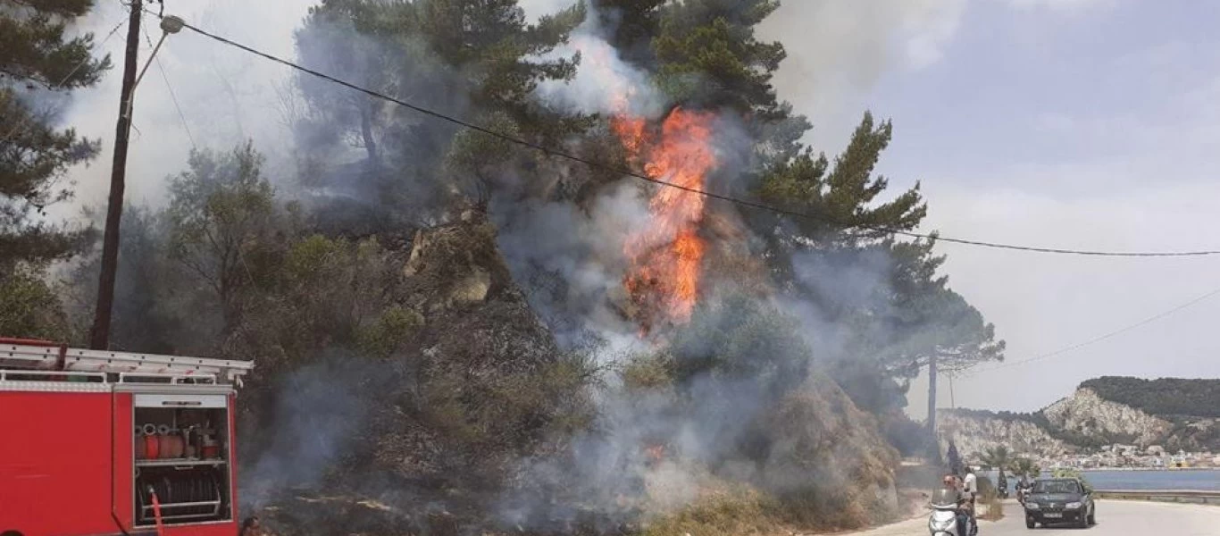 Υπό έλεγχο η φωτιά στο Αργάσι Ζακύνθου – Κάηκαν τρία στρέμματα δασικής έκτασης (βίντεο)